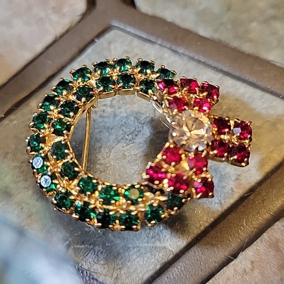 Jewelry - Wreath Brooch Green And Red Rhinestones